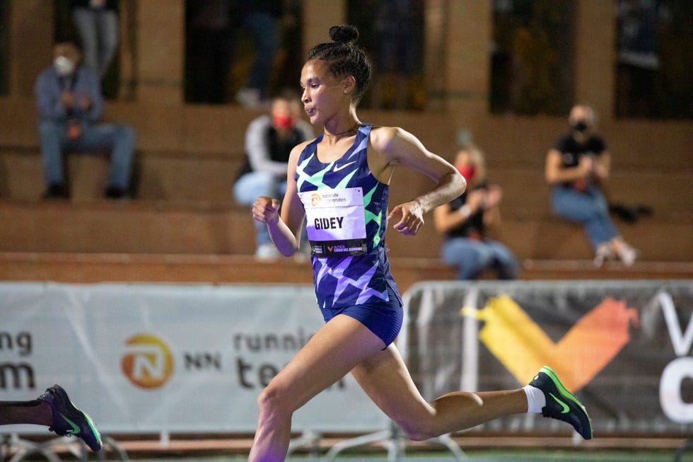 la etíope letesenbet gidey corre para batir el récord mundial de 5000m en valencia