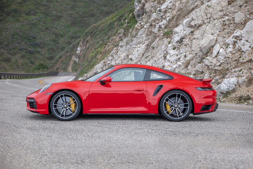 2019 Porsche 911 Carrera Red припарковался на дороге