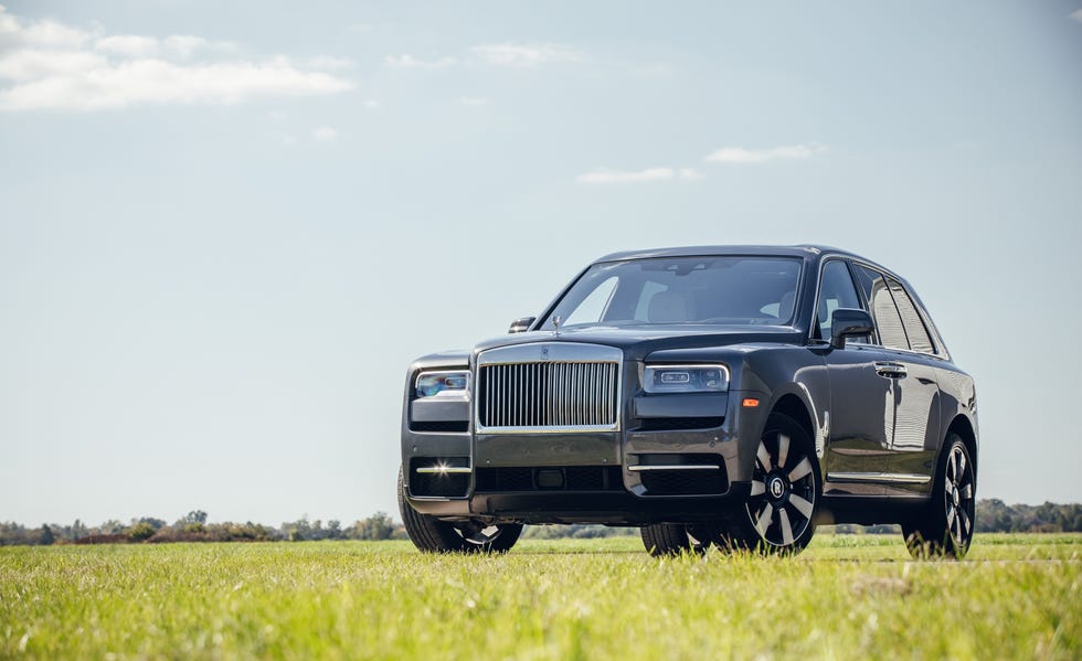Land vehicle, Vehicle, Car, Luxury vehicle, Rolls-royce phantom, Rolls-royce, Automotive design, Automotive wheel system, Sedan, Supercar, 2024 Bentley Bentayga vs Rolls Royce Cullinan