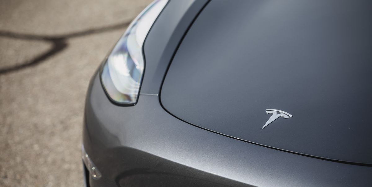 Un Tesla Model 3 actualizado ha sido espiado mostrando su cara inspirada en un roadster