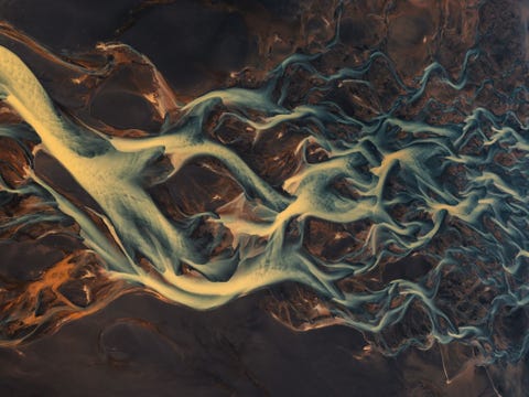IJSLAND IJSLANDIk heb nog nooit een draak gezien maar als er draken op onze planeet zouden leven zou hun broedgebied er waarschijnlijk zo uitzien Als je epische wonderen ziet die door de natuur uit zand slib en water zijn gecreerd dan is het heel eenvoudig om weg te dromen naar iets magisch wat op IJsland het land van vuur en ijs maar al te vaak gebeurt Luchtfoto genomen vanuit een vliegtuigje