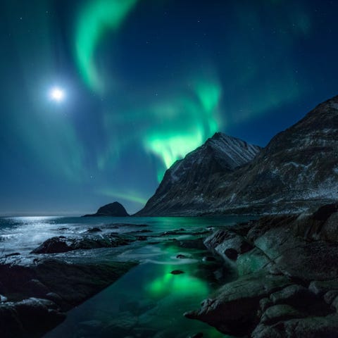 LOFOTEN-EILANDEN, NOORWEGEN LOFOTENEILANDEN NOORWEGENHet flakkerende noorderlicht boven de fjord en de bergen rond het Hauklandstranda op de Noorse Lofoten Deze ongelooflijke aanblik en ervaring was het resultaat van twee uur wachten in de vrieskou Ik ben blij dat we het hebben volgehouden want het was echt de moeite waard Ik denk dat dit een van mijn favoriete plekken is om het ware licht van het noorden vast te leggen