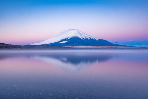 YAMANAKAMEER YAMANASHI JAPANKort voor zonsopgang wanneer de Venusgordel duidelijk zichtbaar is
