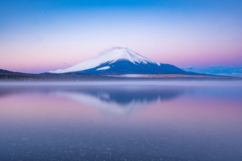 YAMANAKA-MEER, YAMANASHI, JAPAN YAMANAKAMEER YAMANASHI JAPANKort voor zonsopgang wanneer de Venusgordel duidelijk zichtbaar is