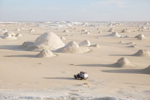 BAHARIYA-OASE, EGYPTE BAHARIYAOASE EGYPTEDeze foto is gemaakt in de westelijke woestijn van Egypte in de Bahariyaoase waar bijzondere geologische omstandigheden de Witte Woestijn hebben gevormd Door zijn sneeuwwitte kalklandschap wordt de woestijn ook wel de Sneeuwoase genoemd In dit enorme en mysterieuze gebied vind je fossielen kristallen bronnen en nog veel onbekends dat op nader onderzoek wacht Deze 65 miljoen jaar oude zeebodem zou absoluut als een geologisch werelderfgoed beschouwd moeten worden