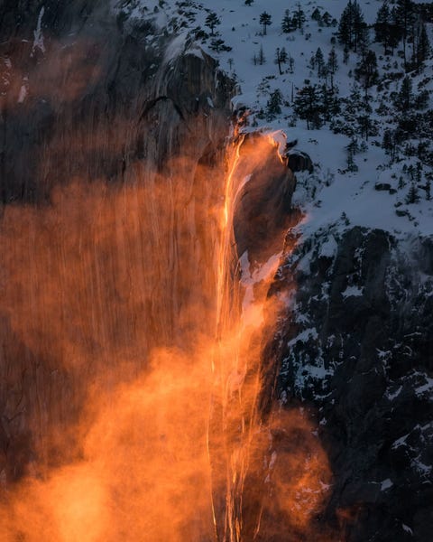 HORSETAIL FALLS, YOSEMITE NATIONAL PARK HORSETAIL FALLS YOSEMITE NATIONAL PARKDe beroemde vuurval van het Yosemite National Park is een natuurverschijnsel dat optreedt wanneer het water van de Horsetail Falls onder de juiste hoek wordt beschenen door het oranje licht van de zon Het gebeurt alleen op bepaalde tijdstippen en onder bepaalde weersomstandigheden Sommige vuurvallen glanzen in een vaalgele kleur andere kunnen als vuur branden Ik had het geluk dat laatste te zien gecombineerd met harde wind wat een spectaculaire aanblik creerde Ik klom nog wat verder de besneeuwde berg op om het tafereel op gelijke hoogte te kunnen fotograferen
