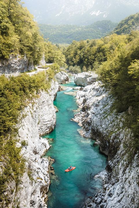 KOBARID SLOVENIIk werd verliefd op dit deel van de wereld  dit bijzondere koude en blauwe water komt uit de hoogste Sloveens bergen en vormt een perfect contrast met het zomerlandschap Geef toe zou je op dit moment niet liever in een kajak zitten