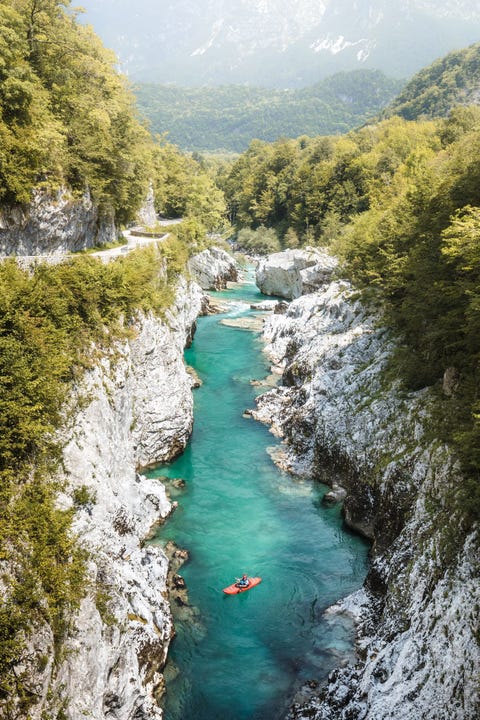 KOBARID, SLOVENIË KOBARID SLOVENIIk werd verliefd op dit deel van de wereld dit bijzondere koude en blauwe water komt uit de hoogste Sloveens bergen en vormt een perfect contrast met het zomerlandschap Geef toe zou je op dit moment niet liever in een kajak zitten