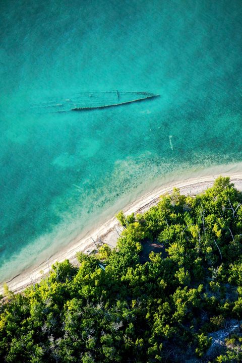 KEY WEST FLORIDAEen scheepswrak gefotografeerd vanuit een helikopter zonder deur voor de kust van Key West Florida
