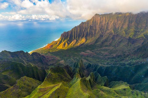 Napali Coast, Kauai, Hawai'i NAPALI COAST KAUAI HAWAEen van mijn beste vrienden nodigde me uit om mee te gaan op zijn eerste uitstapje in een helikopter Ik had Kauai al eerder vanuit de lucht gezien maar ditmaal was het heel anders Als je een ervaring met de juiste mensen deelt wordt ze zeer emotioneel en bijzonder Van alle fotos die ik ooit heb gemaakt is dit misschien wel de mooiste Hangend uit de deur van de helikopter boven een van de prachtigste plekken op aarde