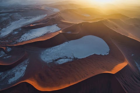 SOSSUSVLEI-WOESTIJN, NAMIBIË SOSSUSVLEIWOESTIJN NAMIBIHelikopters zijn een duur maar toch bevredigend alternatief voor fotograferen met een drone
