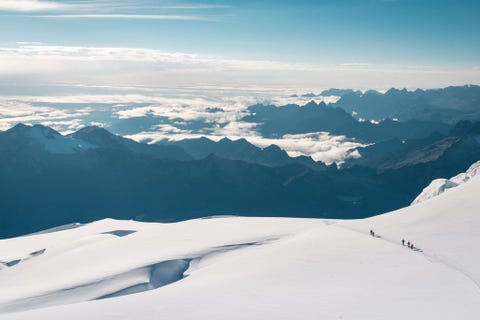 HUAYNA POTOSÍ, BOLIVIA HUAYNA POTOS BOLIVIATwee groepen klimmers dalen af van de verijsde hellingen van de berg Huayna Potos in Bolivia Voor velen is dit hun eerste zesduizender en de meest indrukwekkende prestatie van hun leven Iedereen heeft zo zijn eigen bergen te beklimmen maar bergen als deze veranderen vaak de manier waarop je geest werkt Het moment waarop je deze groei van fysieke en meer nog mentale statuur erkent is een van de meest rauwe transcendentale en verrukkende momenten in mijn leven iets wat hier is vastgelegd