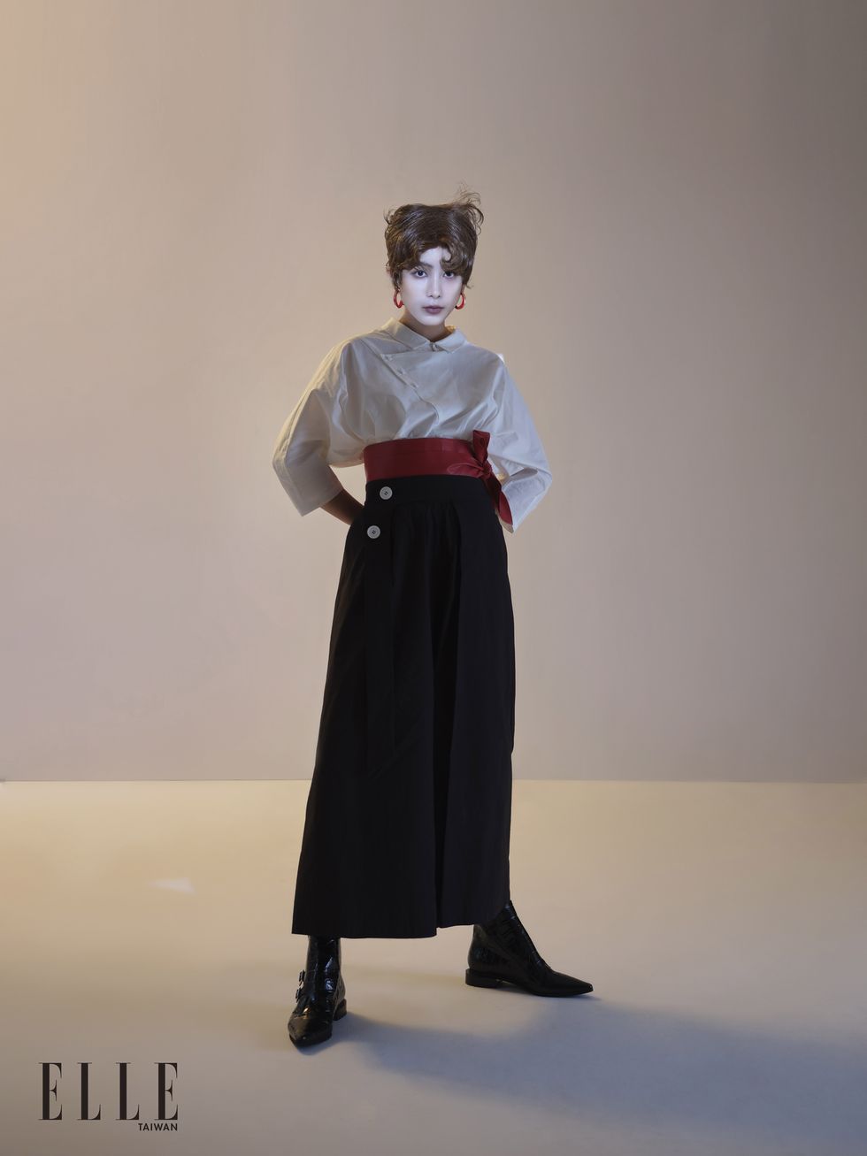 金鐘影后温貞菱穿著台灣設計師品牌vïga wang服裝拍攝ELLE時尚大片。
