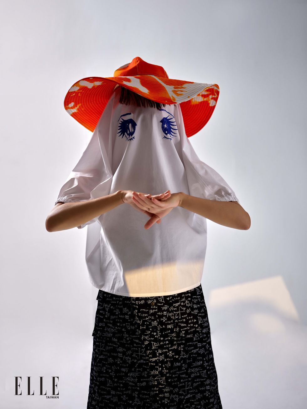 金鐘影后温貞菱穿著台灣設計師品牌Dleet服裝拍攝ELLE時尚大片。