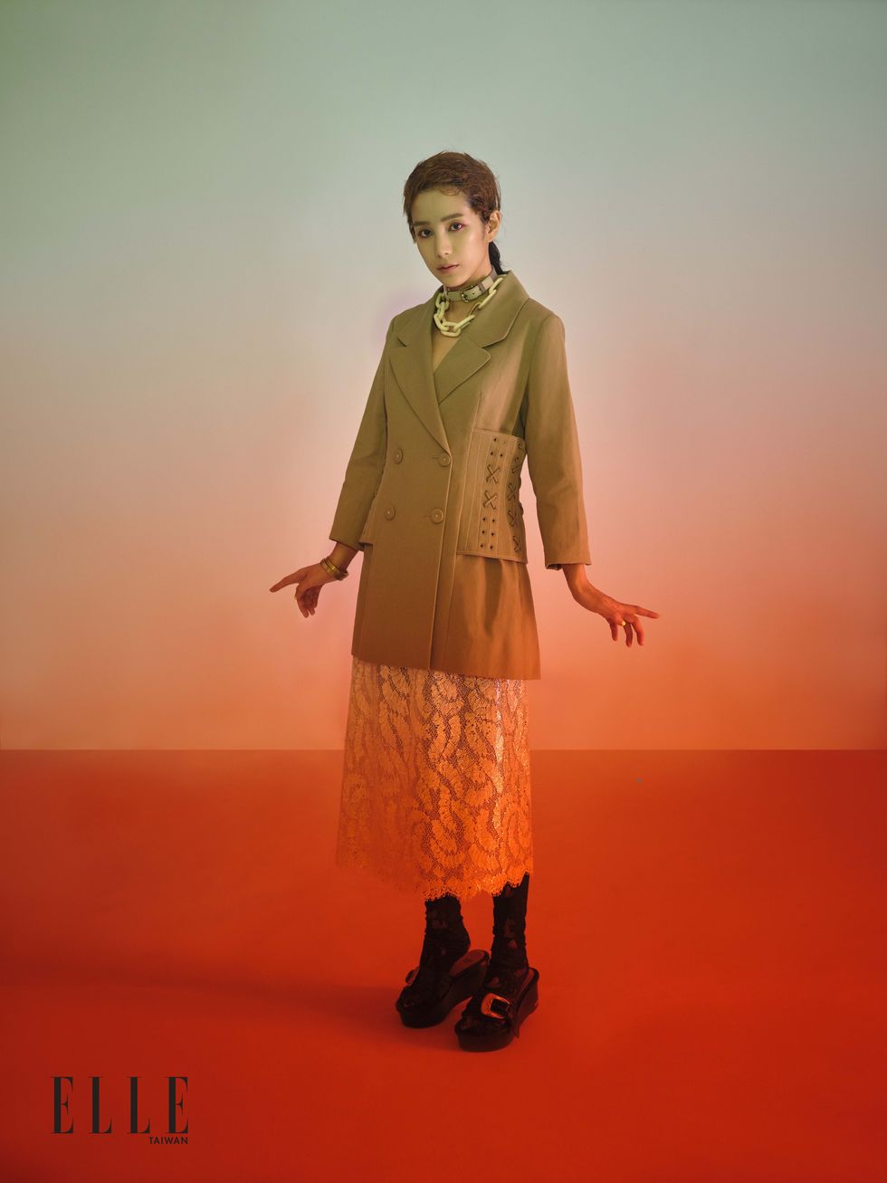 金鐘影后温貞菱穿著Jamei Chen服裝拍攝ELLE時尚大片。
