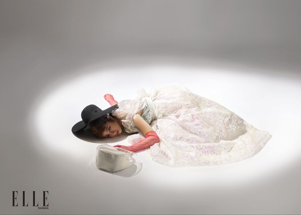 金鐘影后温貞菱穿著台灣設計師品牌Isabelle Wen服裝拍攝ELLE時尚大片。