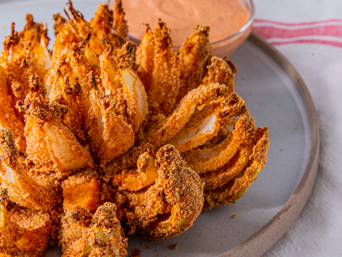 https://hips.hearstapps.com/hmg-prod/images/20190725-delish-air-fryer-bloomin-onion-ehg-horizontal-1565296163.png?crop=0.6666666666666667xw:1xh;center,top&resize=1200:*