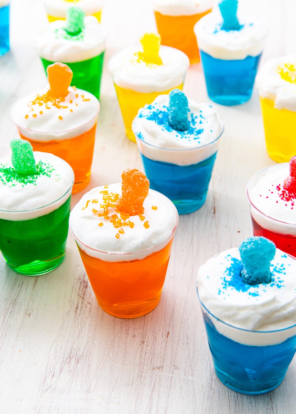 https://hips.hearstapps.com/hmg-prod/images/20191105-sour-patch-jell-o-shots-delish-ehg-3466-1635869190.jpg?crop=0.9332711152589828xw:1xh;center,top&resize=980:*