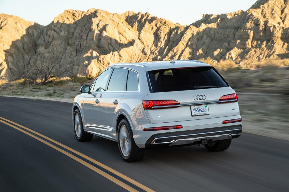 View Photos of the 2020 Audi Q7