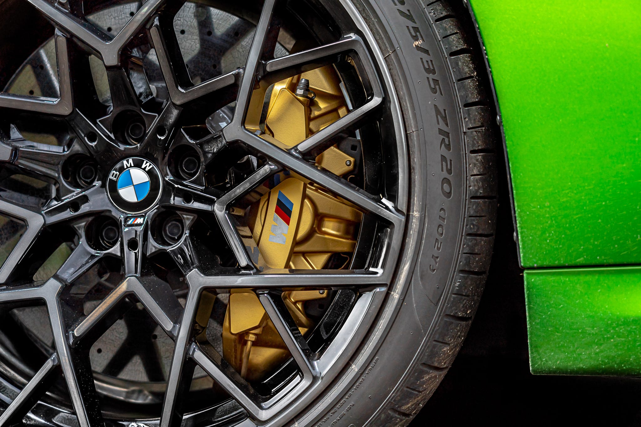 Шины бмв м8. Колесо от BMW m8 Competition. BMW m8 Competition.
