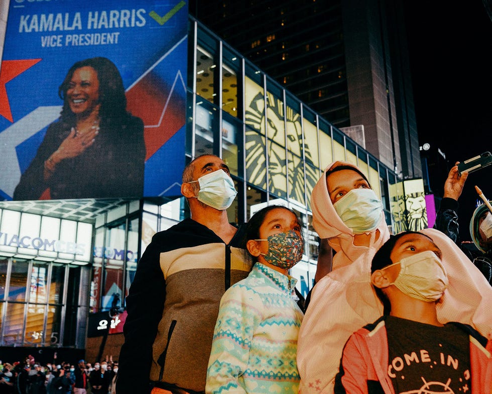 https://www.nationalgeographic.com/content/dam/archaeologyandhistory/2020/12/history-eoy-gallery/USE/2020-election-new-york-kamala-harris.jpg Samen met zijn gezin viert Ali uit Pakistan de overwinning van Joe Biden en diens running mate Kamala Harris op Times Square De verkiezing van Kamala Harris tot vicepresident in november betekende een reeks primeurs want ze is niet alleen de eerste vrouw maar ook de eerste zwarte Amerikaan en de eerste persoon van ZuidAziatische herkomst die deze post zal bekleden