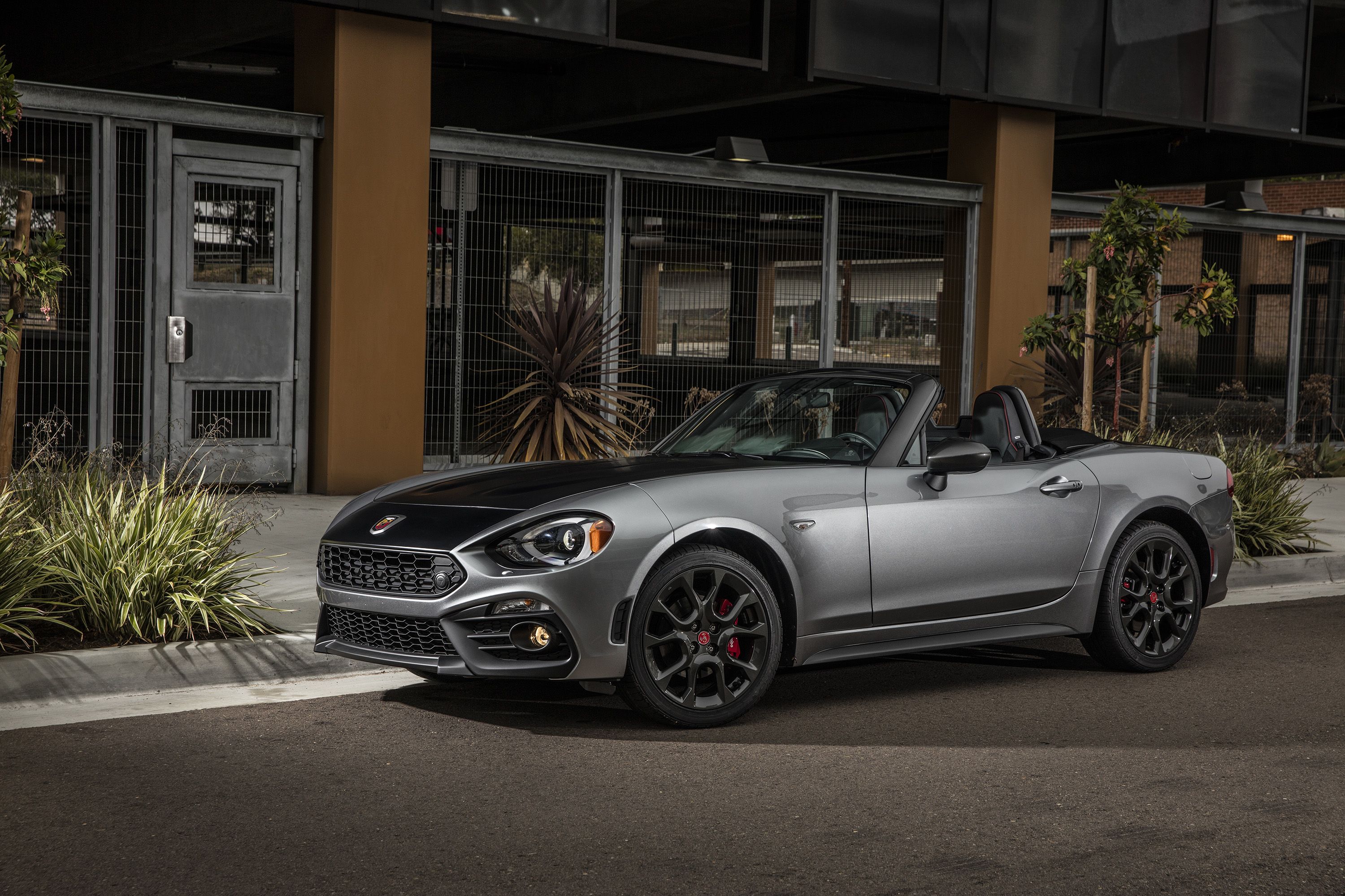 Aannames, aannames. Raad eens Afgrond Voetganger 2020 Fiat 124 Spider Review, Pricing, and Specs