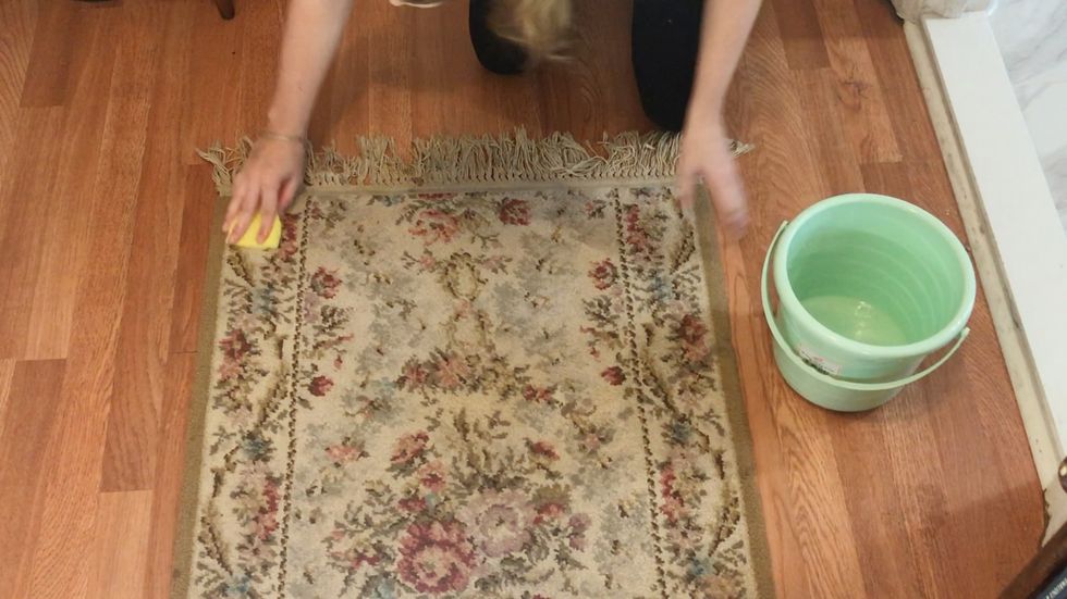 https://hips.hearstapps.com/hmg-prod/images/2020-housebeautiful-how-to-clean-a-rug-still3-1586802485.jpg?resize=980:*