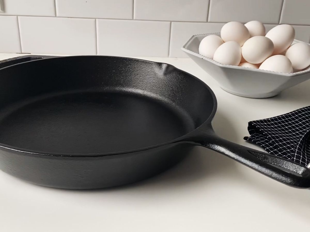 https://hips.hearstapps.com/hmg-prod/images/2020-housebeautiful-how-to-season-iron-skillet-still1-1588273753.jpg?crop=0.75xw:1xh;center,top&resize=1200:*