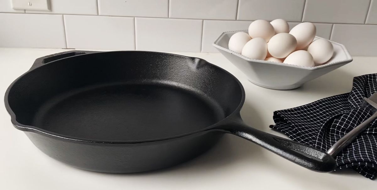 https://hips.hearstapps.com/hmg-prod/images/2020-housebeautiful-how-to-season-iron-skillet-still1-1588273753.jpg?crop=1.00xw:0.895xh;0,0&resize=1200:*