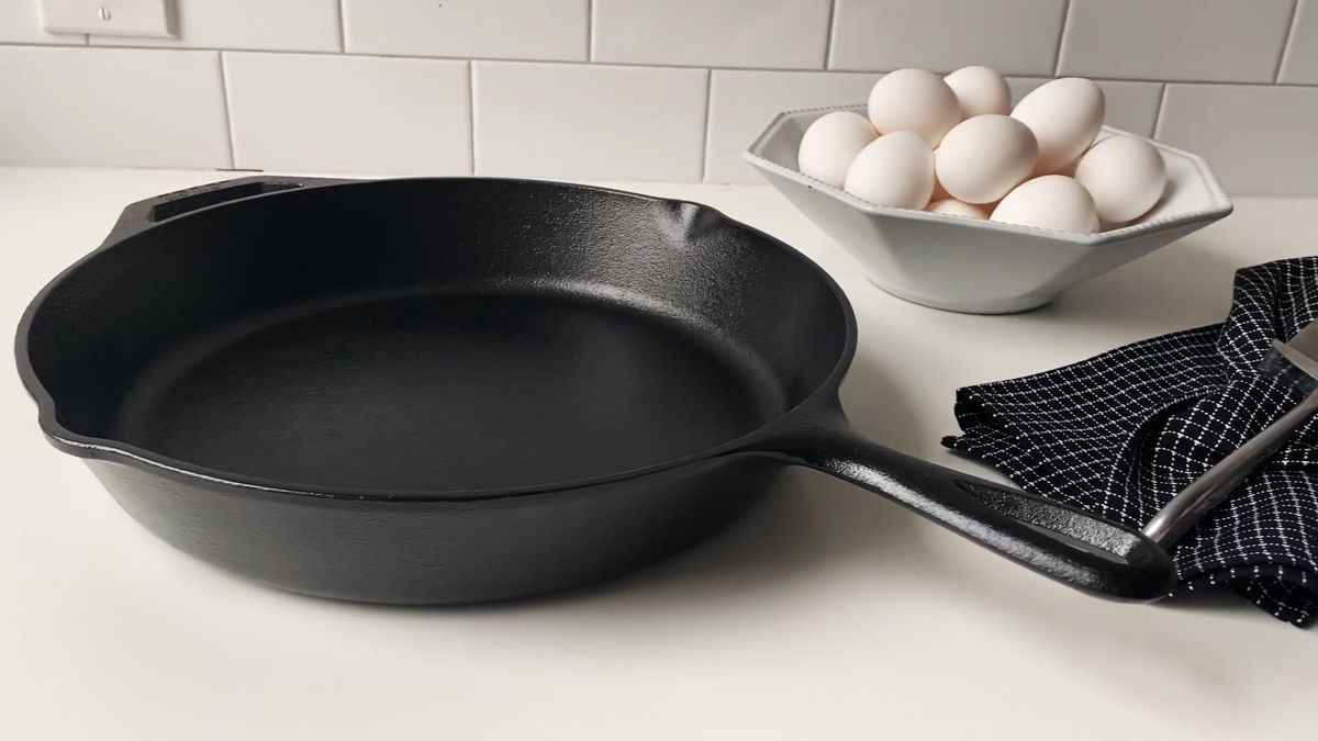https://hips.hearstapps.com/hmg-prod/images/2020-housebeautiful-how-to-season-iron-skillet-still1-1588273753.jpg?crop=1xw:1xh;center,top&resize=1200:*
