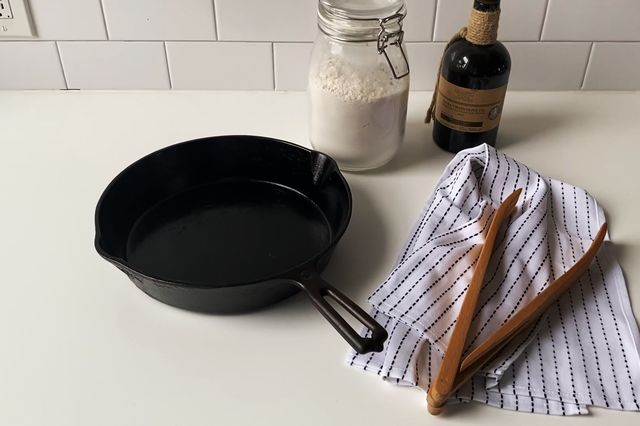 clean and season cast iron skillet
