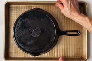 clean and season cast iron skillet