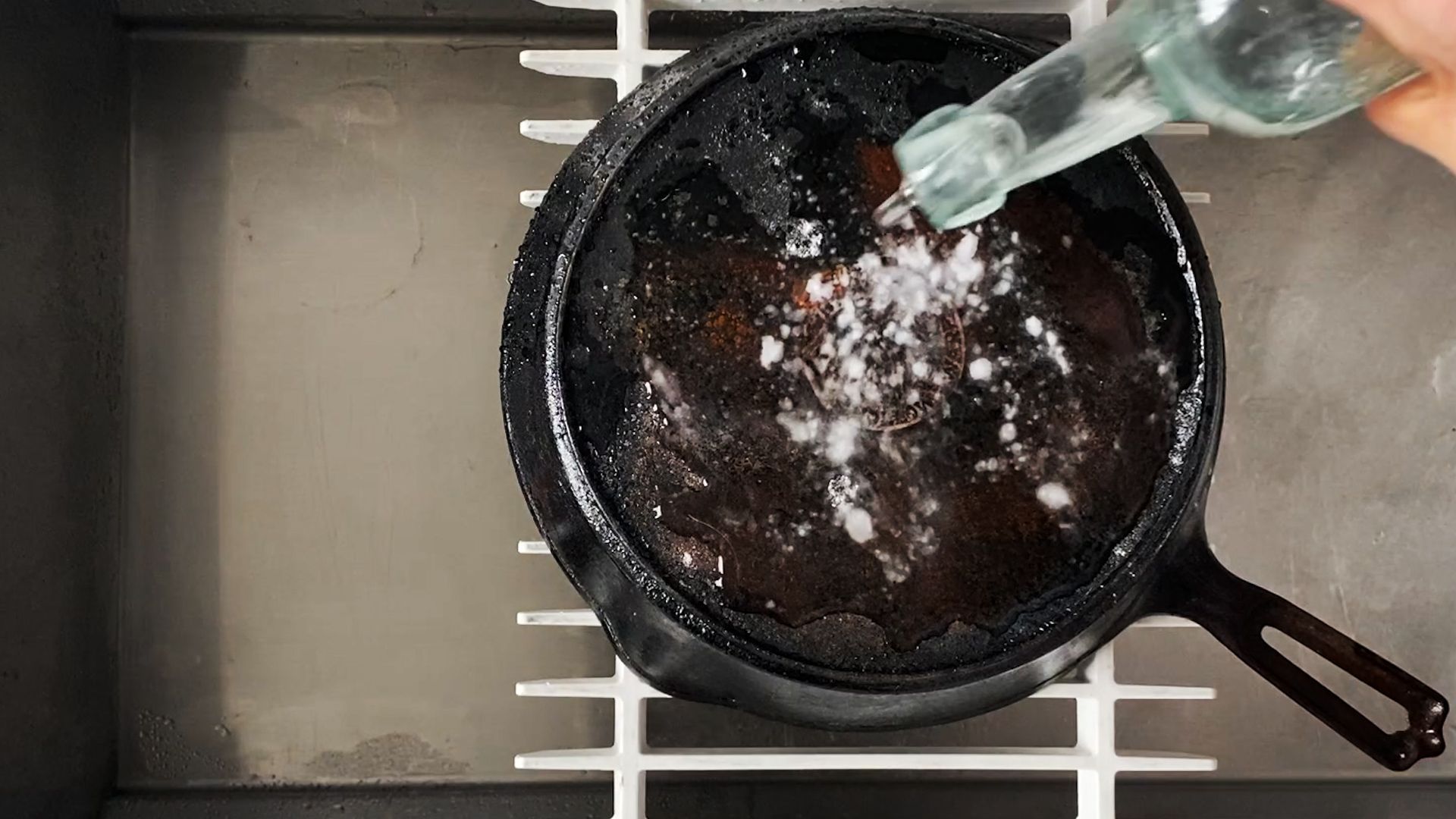 Как очистить сковороду чугунную от застарелого