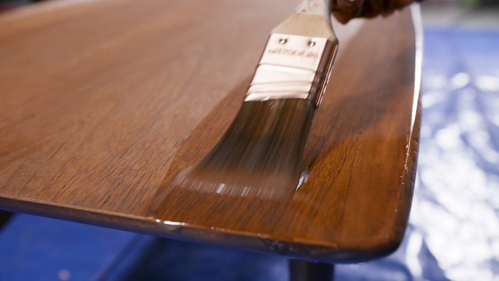 las mesas de madera necesitan una capa de barniz para proteger la superficie de este material una mesa de madera con tinte y barniz