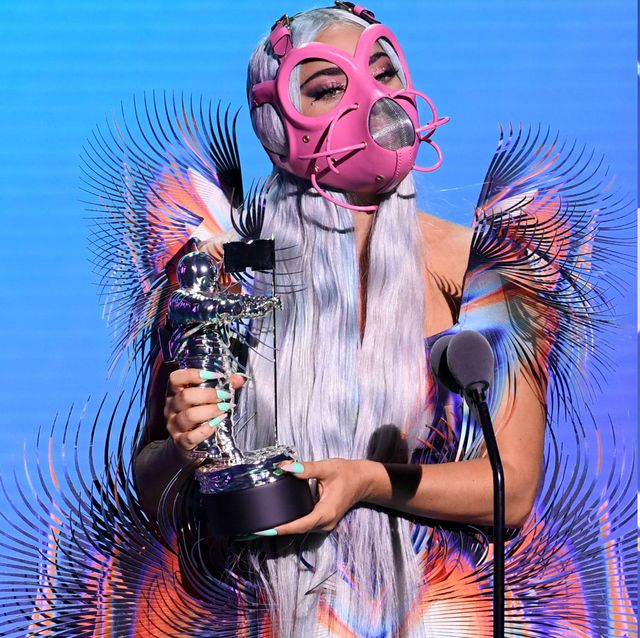 女神卡卡秀口罩、麥利性感透視裝亮相2020 mtv音樂錄影帶大獎紅毯