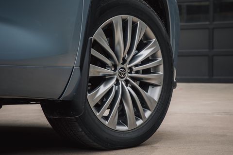 Alloy wheel, Tire, Wheel, Automotive tire, Rim, Vehicle, Spoke, Car, Auto part, Automotive wheel system, 
