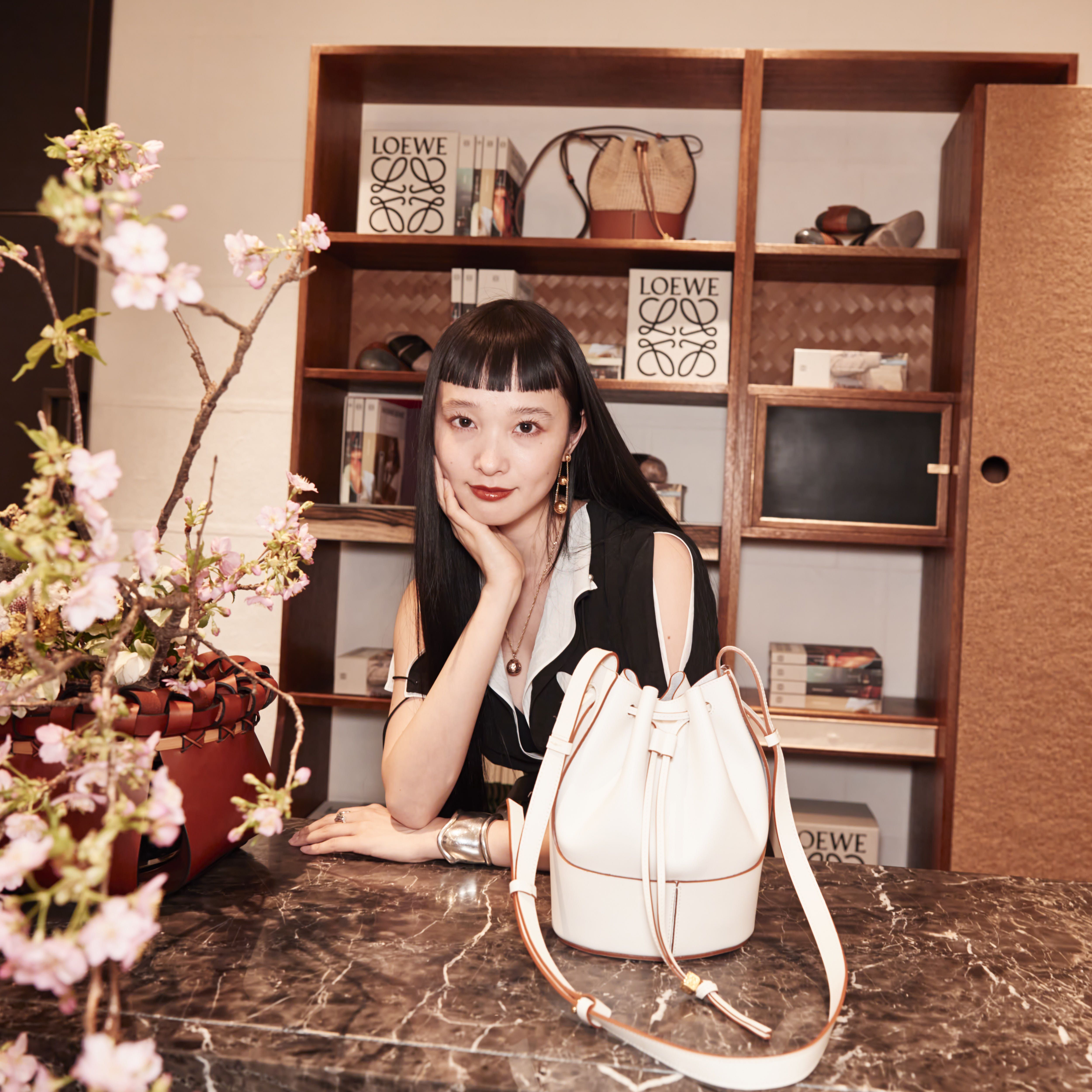 ロエベ（Loewe）から新作「バルーン バッグ」デビュー！｜ハーパーズ バザー（Harper's BAZAAR）公式