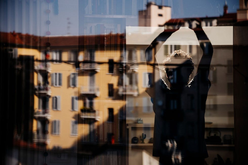 MILAAN ITALI  Mijn instinctieve reactie was om schoonheid te vinden in alles wat mij omringt door met behulp van fotografie en video mijn huis en de pozie ervan opnieuw te ontdekken zegt de Milanese fotografe Camilla Ferrari die haar huis sinds 9 maart niet meer heeft verlaten Ik geloof dat dit gedwongen proces van langzamer aandoen snel zal onthullen hoe we door ons gedrag zowel de aarde als andere mensen benvloeden Ik probeer zo positief mogelijk te blijven door te lezen onderzoek te doen te mediteren en fotos te maken