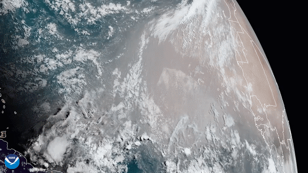 Op deze satellietopname van de NOAA is te zien hoe een enorme stofwolk op 16 juni 2020 voor de kust van WestAfrika de oceaan op wordt geblazen