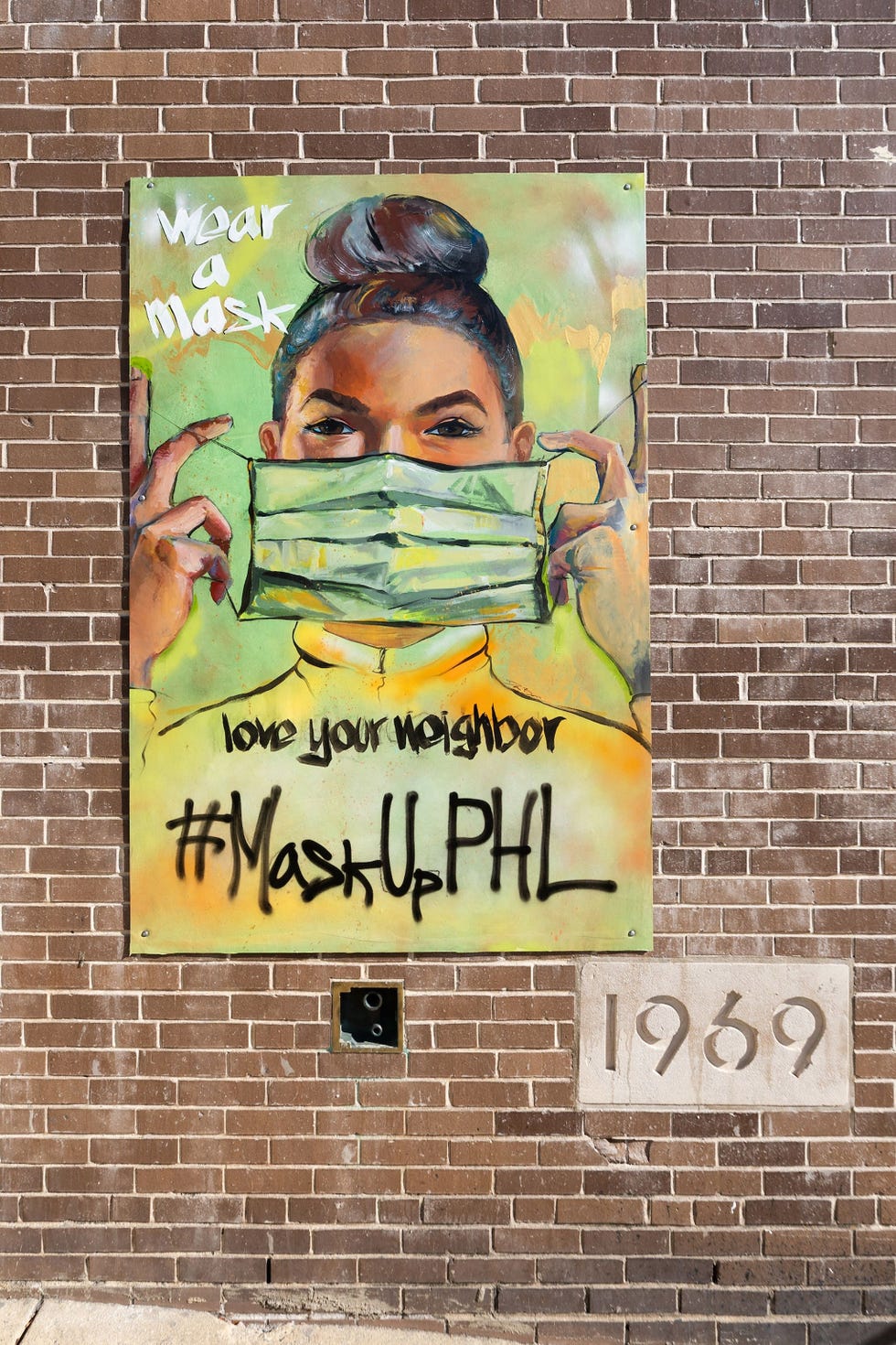 Een muurschildering die door Damon Bain in het kader van de campagne MaskUp Philly 2020 is gecreerd werd in opdracht gegeven door Mural Arts Philadelphia en siert een muur van het Martin Luther King Recreation Center