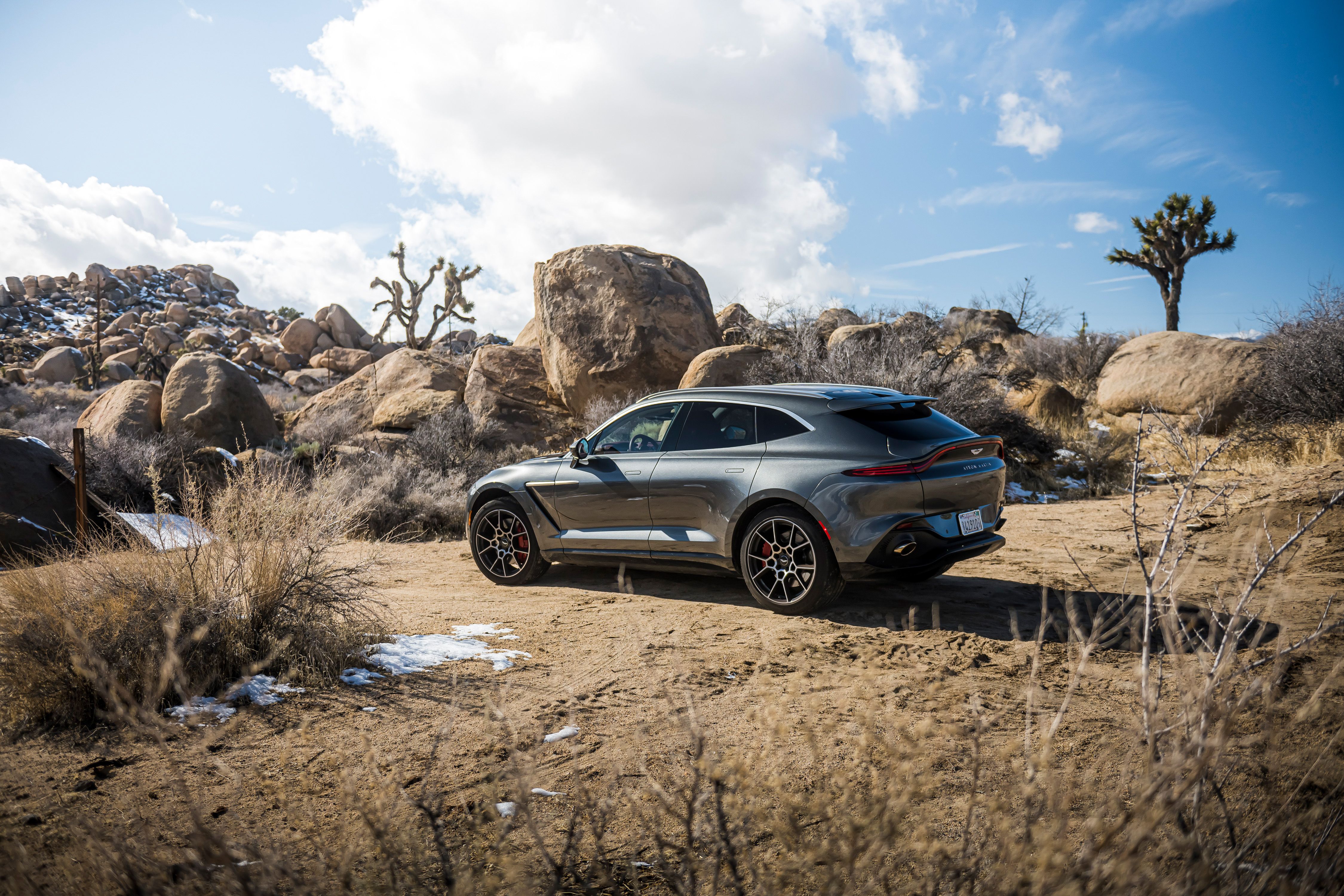 2021-aston-martin-dbx-114-
