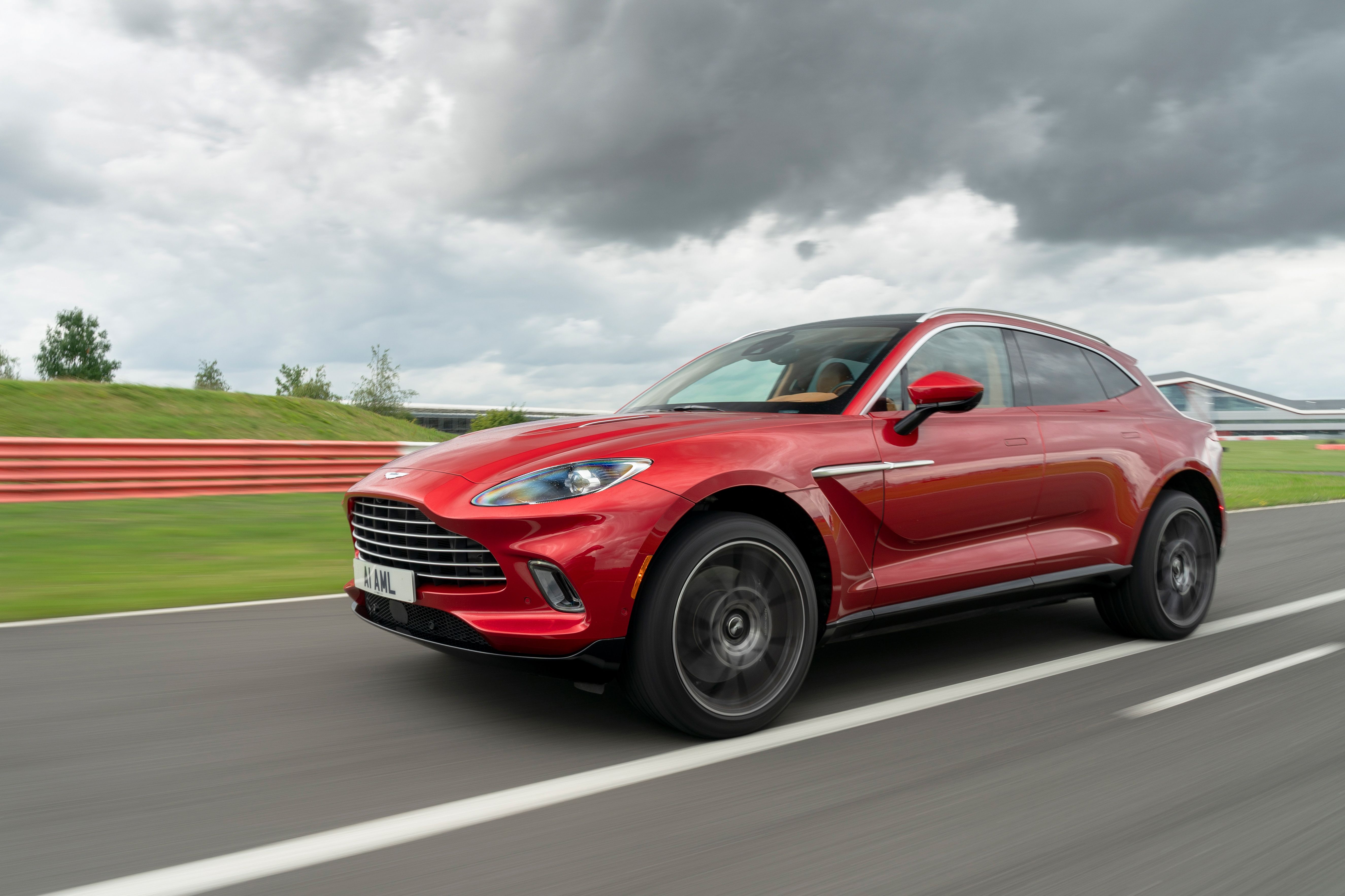 Aston Martin DBX セーフティカー 2021 2021 Aston Martin DBX Shines When Driven Hard