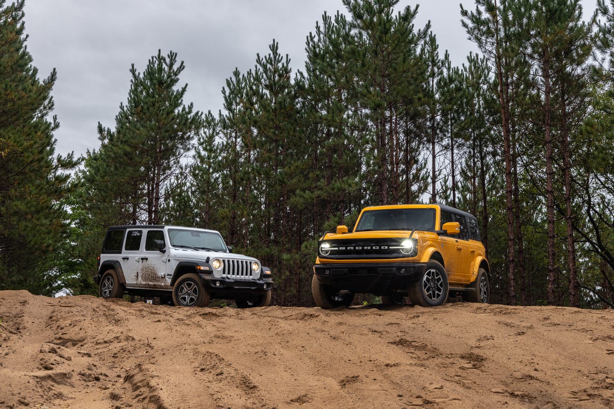 2021 Ford Bronco Outer Banks vs. Jeep Wrangler Unlimited Photos