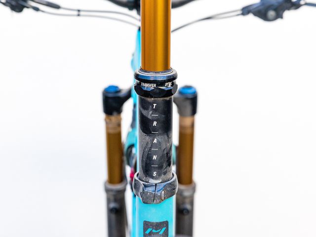Bicycle part, Bicycle fork, Vehicle, Bicycle handlebar, Bicycle wheel, Bicycle, Bicycle frame, Metal, 