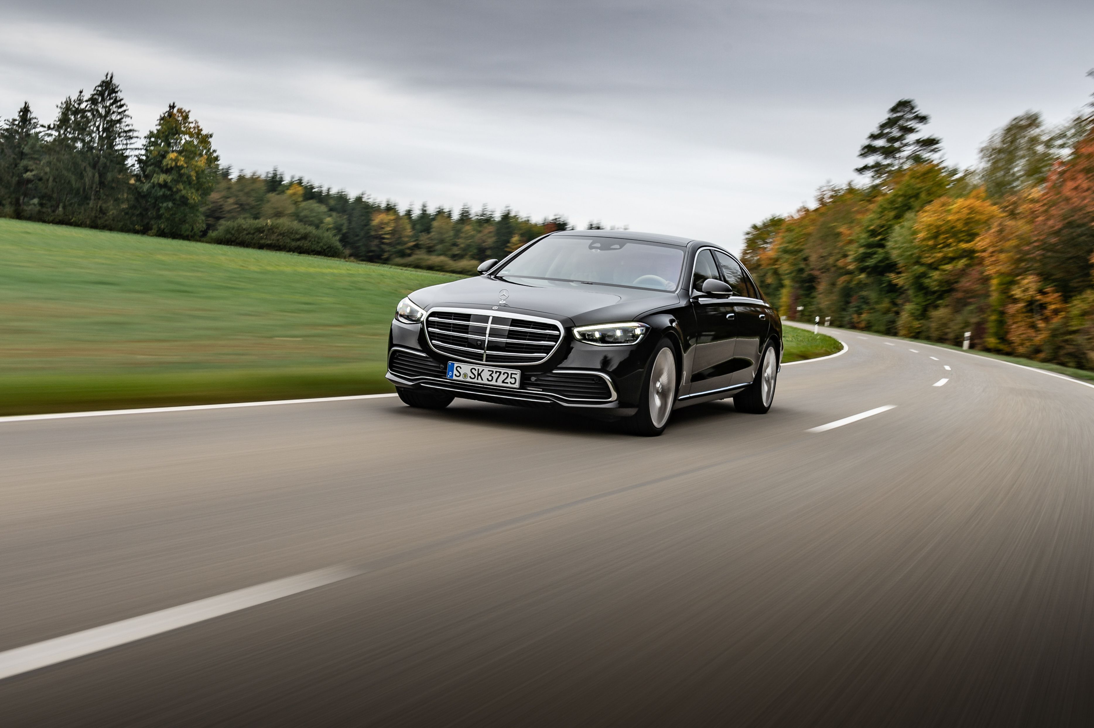 Mercedes-Benz Advances High-Tech Luxury Sedan