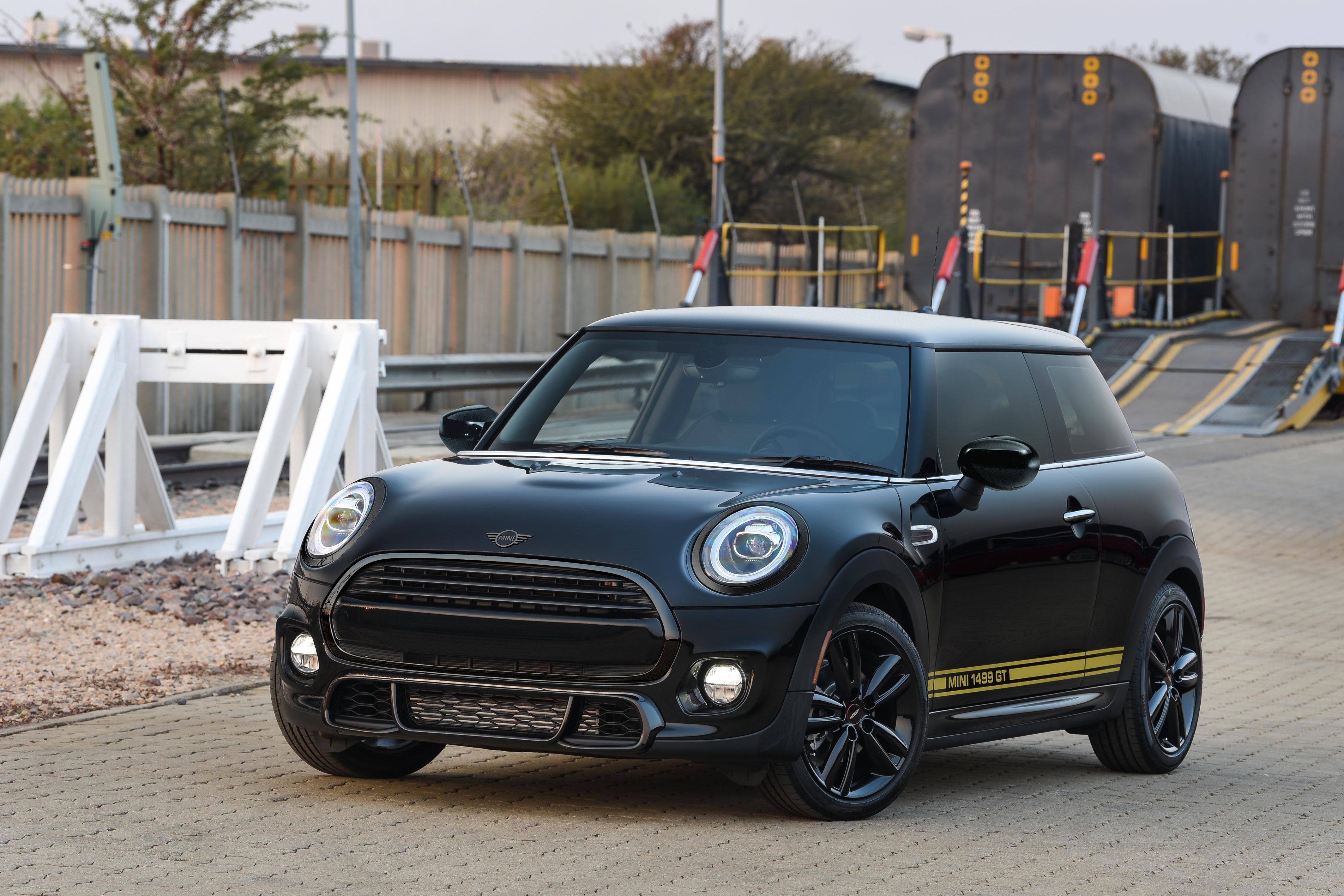 Authentic driving fun, mysterious charisma – The MINI Cooper S