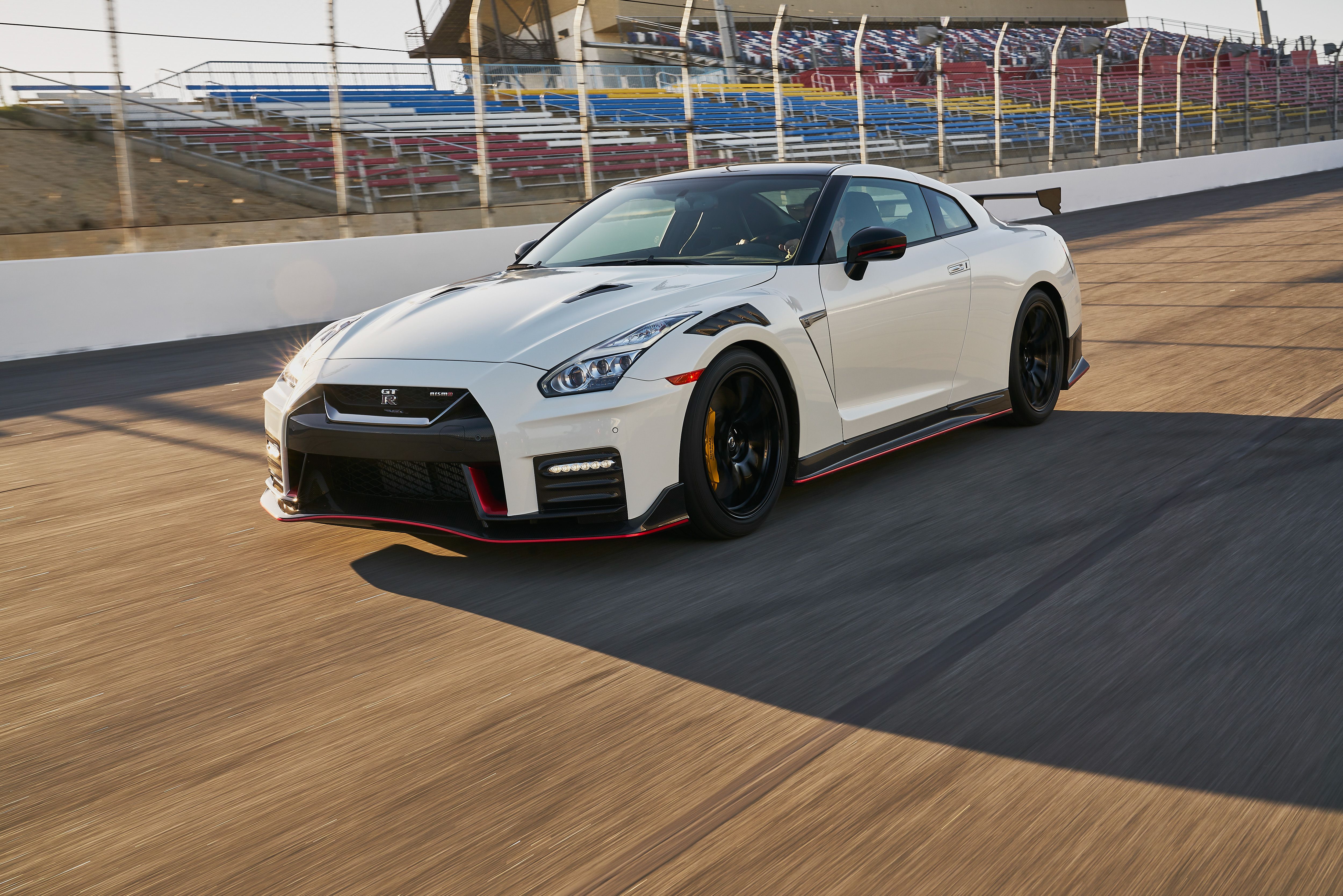 nedadgående Ond gavnlig 2021 Nissan GT-R Review, Pricing, and Specs