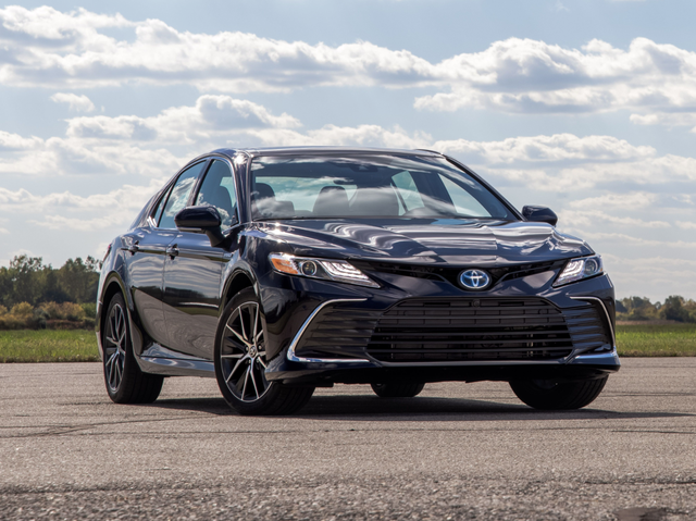 2021 toyota camry hybrid xle front