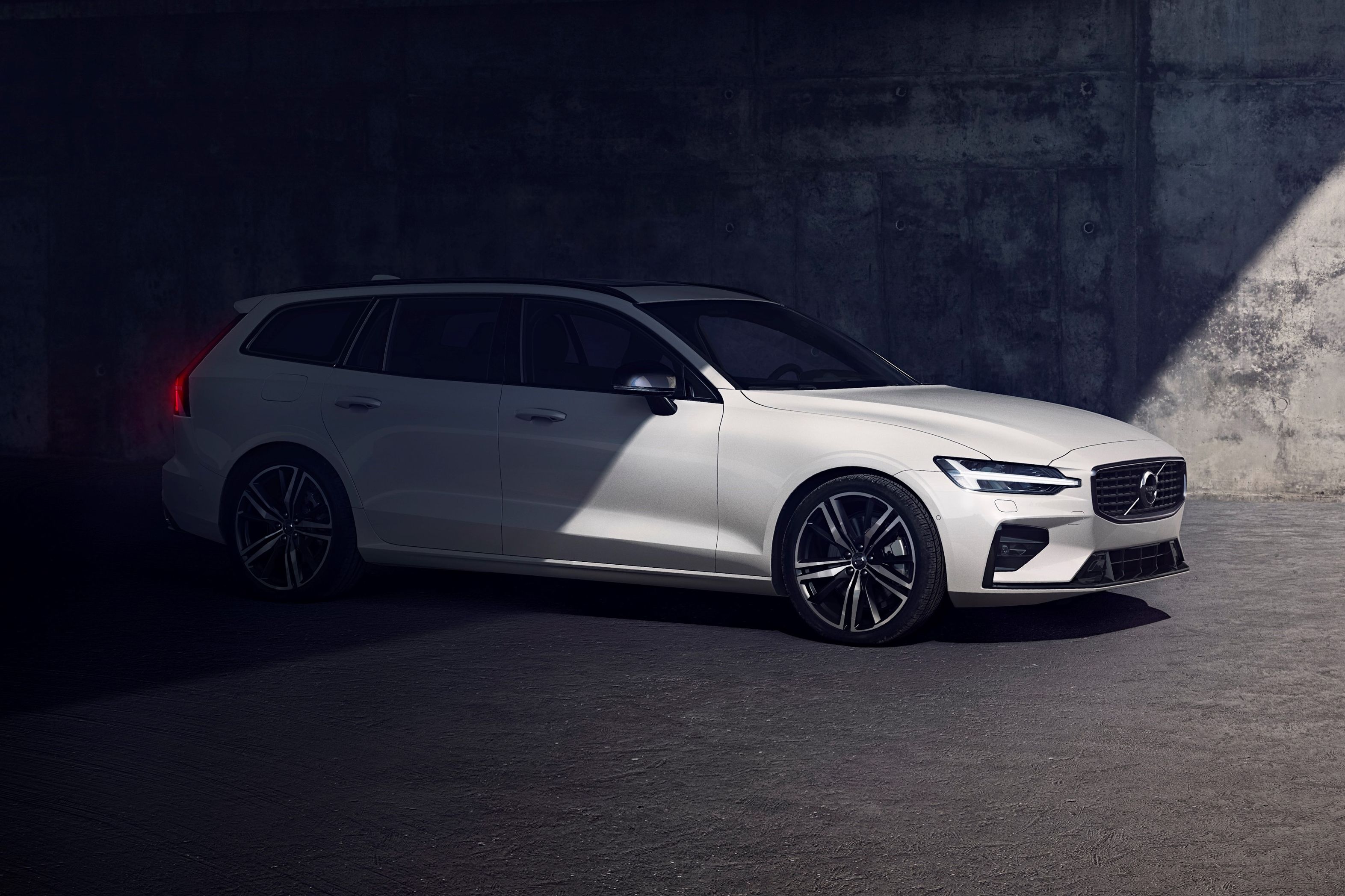 2022 Volvo V60 Recharge Plug-In Hybrid Specs & Features in