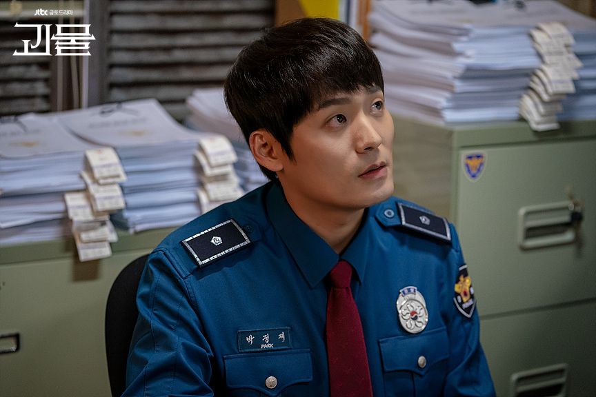 崔代勳在《怪物》中飾演「地方警察」朴正濟